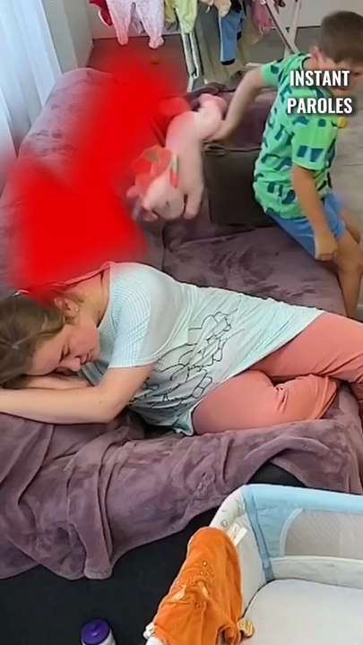 Cette maman s’endort sur le canapé puis reçoit le soutien de ses deux garçons pour le rangement
