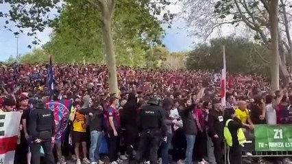 Torcedores do Barcelona hostilizam Vini Jr. antes de jogo contra o PSG