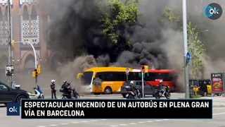 Espectacular incendio de un autobús en plena Gran Vía en Barcelona