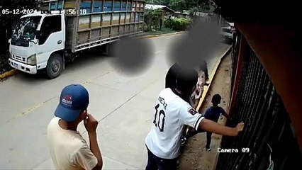 Captan a motociclista hondureño impactar contra camión