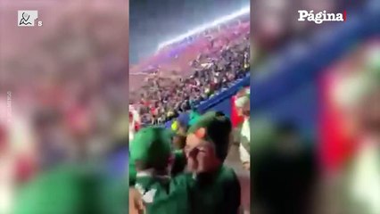 Una hincha de San Lorenzo burló con gestos discriminatorios a hinchas del Palmeiras