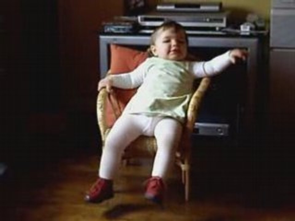 Axelle dans sa chaise
