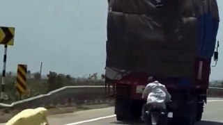 Des voleurs à moto braquent un camion en route