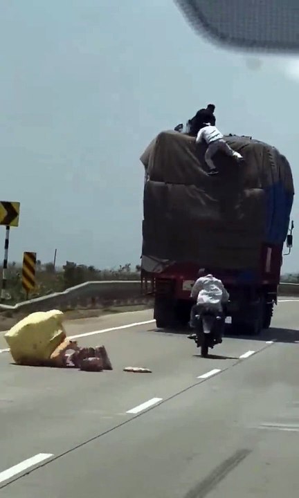 Des voleurs à moto braquent un camion en route