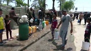 البحث عن المياه والطعام ... الشغل الشاغل للفلسطينيين في مخيمات النزوح