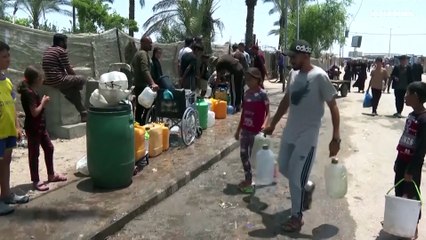 البحث عن المياه والطعام ... الشغل الشاغل للفلسطينيين في مخيمات النزوح