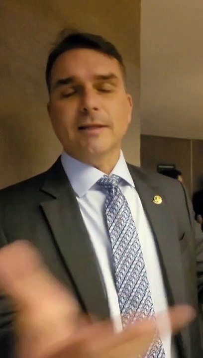 Flávio Bolsonaro diz que governo Lula trabalha "em prol dos bandidos"