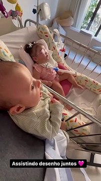 Letícia Cazarré encanta web ao compartilhar registro fofo dos filhos assistindo TV