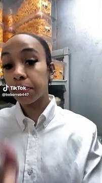 Pagano il conto al ristorante e restano seduti al tavolo, la cameriera: Filate via, chiacchierate a casa vostra