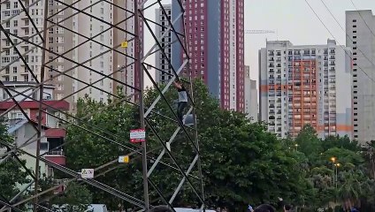Esenyurt'ta Vatandaş Elektrik Direğine Çıkarak İntihar Girişiminde Bulundu