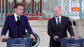 La stretta di mano tra Macron e Scholz a Berlino al termine della conferenza stampa congiunta