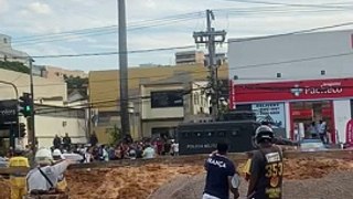 Moradores protestam e suspeito de matar menina na Ilha deixa delegacia de caveirão