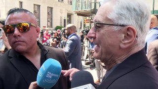 De Niro chama Trump de 'palhaço' em frente a tribunal em NY