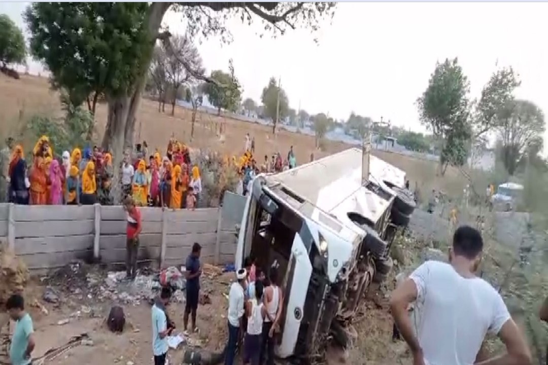 Accident : स्लीपर कोच एक्सप्रेस वे से नीचे उतर...
