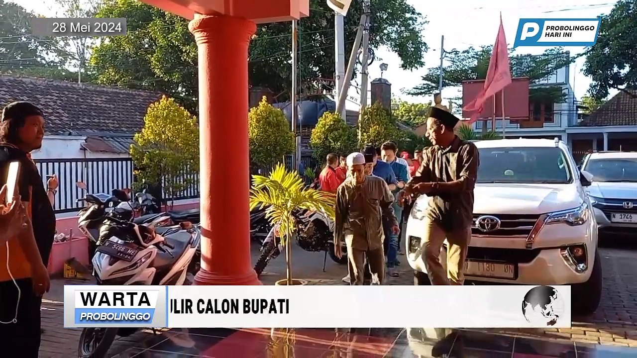 Pengasuh Ponpes Nurul Jadid Ambil Formulir Calon Bupati di PDIP