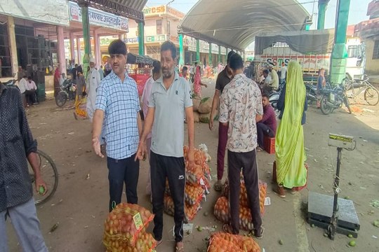 Muhana Mandi : तेज गर्मी से टमाटर हो रहा लाल, हरी सब्जियां भी महंगी