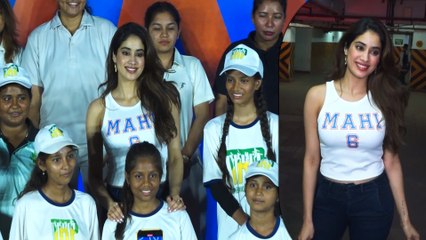 Janhvi Kapoor फिल्म Mr. & Mrs. Mahi की स्पेशल स्क्रीनिंग पर फैन्स के बीच पहुंची