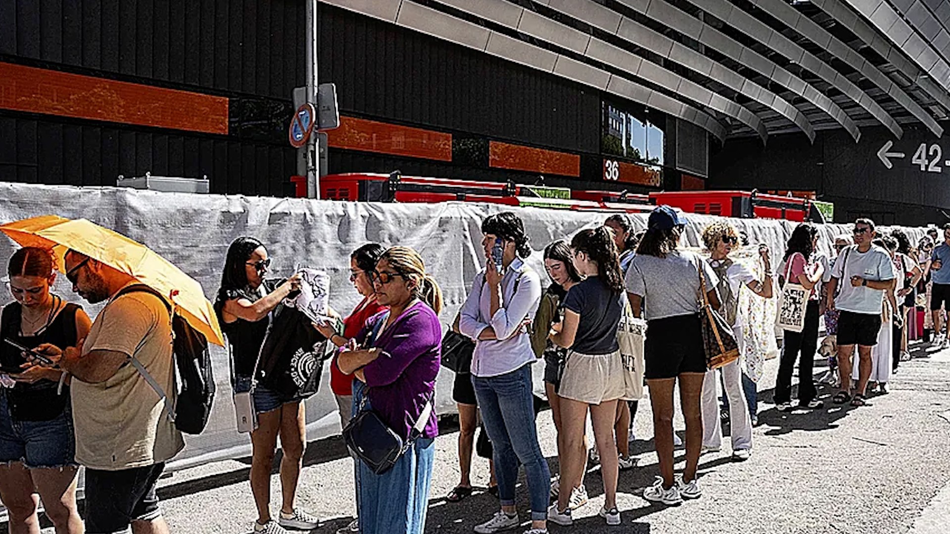 Fans de Taylor Swift pasan la noche en el Bernabu a la espera del primer concierto