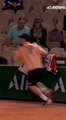 Un ramasseur de balle fait tomber un joueur de tennis à Roland Garros