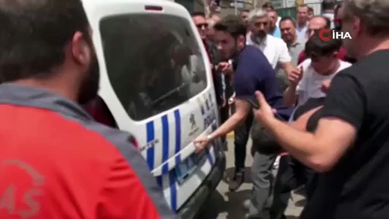 Bursa'da metro istasyonunda dehşet saçtılar! Polis linçten kurtardı