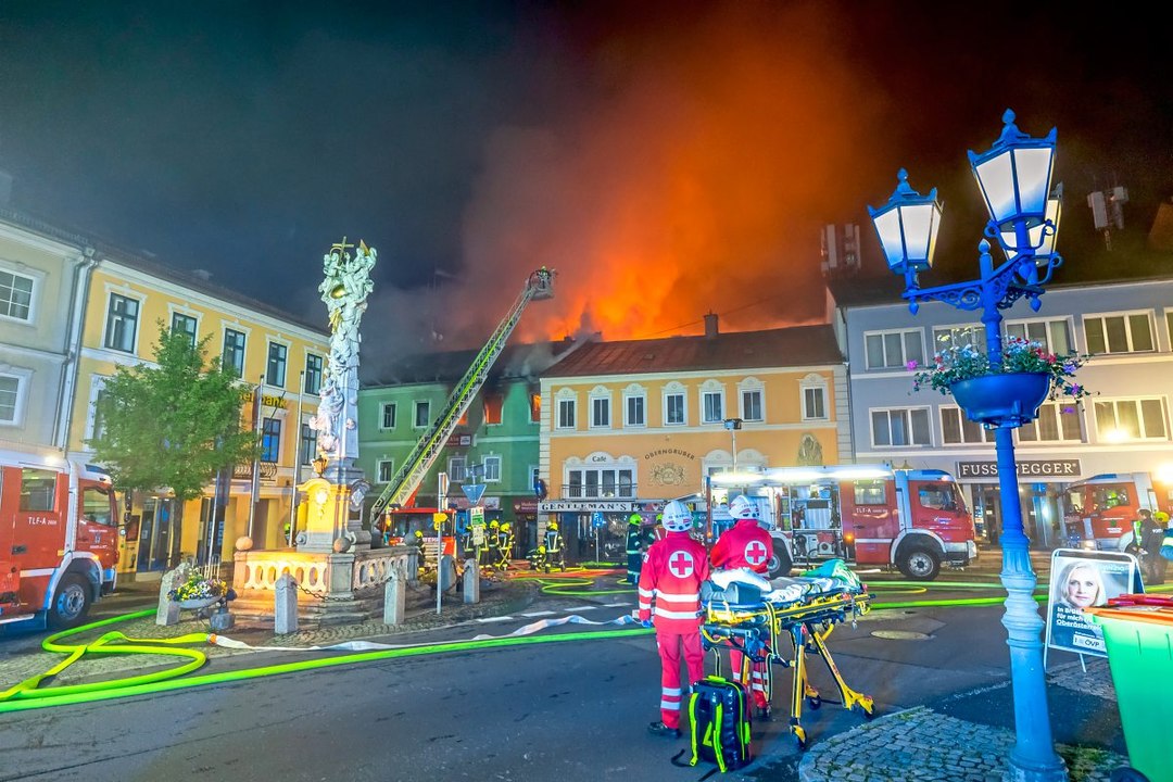 Hausbrand am Rohrbacher Stadtplatz: 14 Personen gerettet, ein Toter