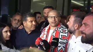 Antalyaspor'un yeni teknik direktörü Alex de Souza'yı havalimanında taraftarlar coşkuyla karşıladı