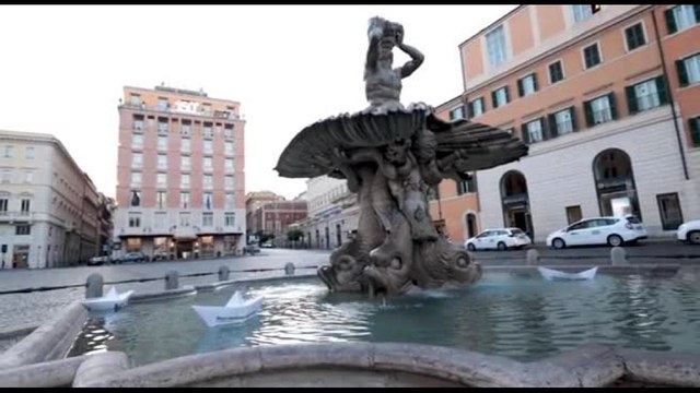 Migranti, le navi di SOS Mediterranee invadono le fontane di Roma