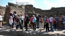 Touristen entdecken neue Kinderzeichnungen von Gladiatoren in Pompeji bei Neapel in Italien