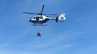 Espectacular rescate de un conductor que cayó ladera abajo en León