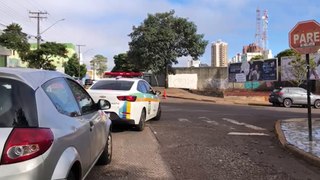 Rua bloqueada faz motoristas retornarem na contramão, no Centro