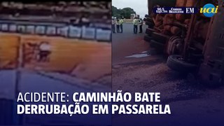 Caminhão bate e derruba passarela