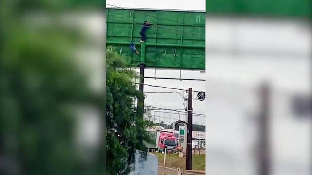 'Quartou!' Jovem sobe em placa de publicidade e rebola às margens do Trevo Cataratas; veja o vídeo