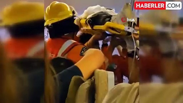 Singapur Havayolları'na ait yolcu uçağı türbülans sırasında irtifa kaybetti