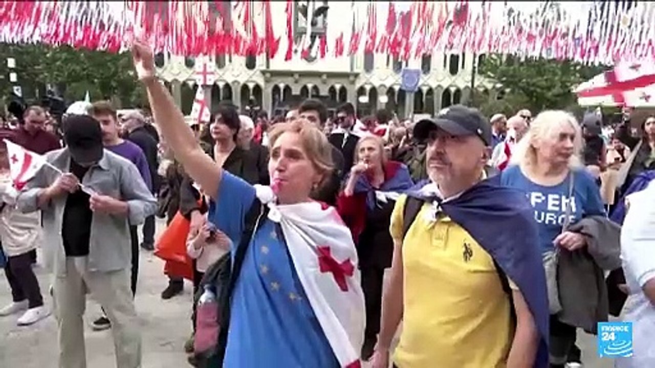 Géorgie : des milliers de manifestants dénoncent l'adoption définitive d'une loi sur l'"influence étrangère"