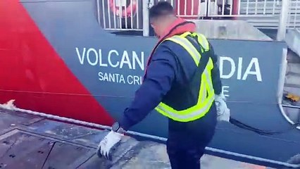 Conexión a la corriente eléctrica del puerto de Santa Cruz del barco de Naviera Armas Volcán de Taidía