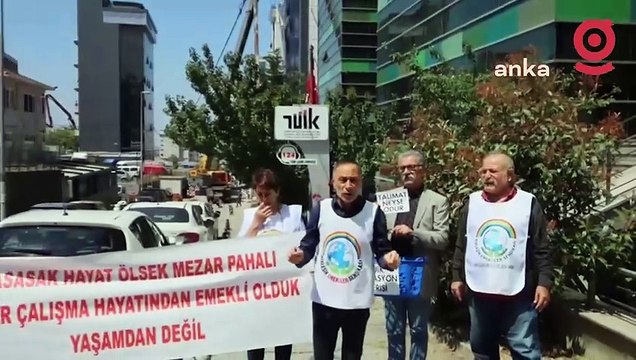 Emekliler TÜİK binası önünden seslendi: Enflasyonu baskılanmış TÜİK verilerine göre değil, emeklinin enflasyon sepetine göre açıklayın