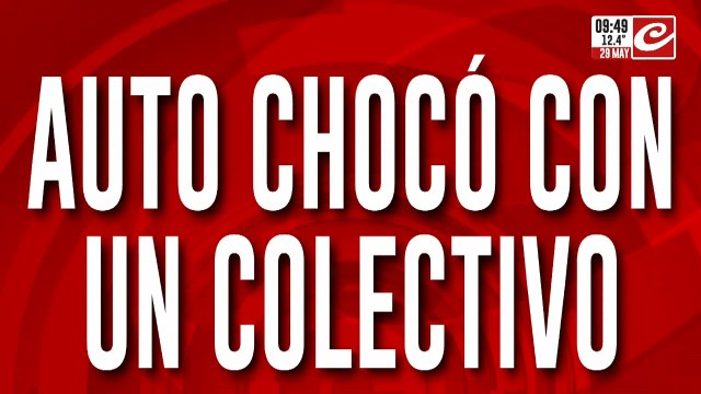Trágico choque entre auto y colectivo: hay un muerto y decenas de personas atrapadas