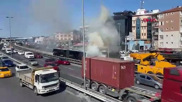 Küçükçekmece'de metrobüs yangını! İtfaiye ekibi sevk edildi