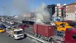 Küçükçekmece'de metrobüs yangını