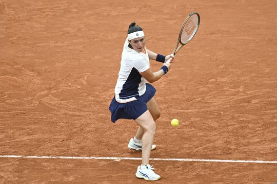 أنس جابر إلى الدور الثالث