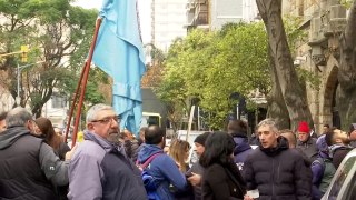 PROTESTA DE MUNICIPALES FRENTE AL PALACIO