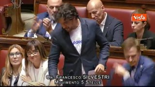 Deputati Movimento 5 Stelle con maglietta con scritta pace in Aula alla Camera