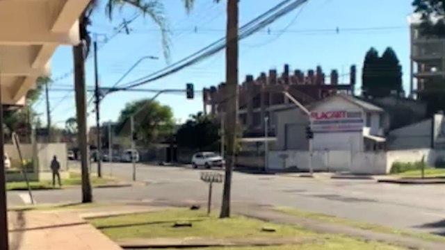 Suspeito com carro furtado troca tiros com policiais em Curitiba