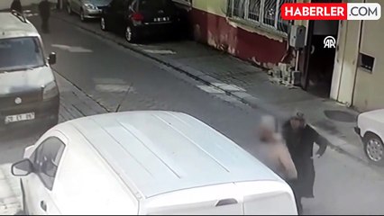 Sokakta tanımadığı kadınlara satırla saldırdı! Her yerde aranıyor