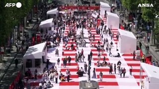 Parigi, un gigantesco picnic da record riunisce 4 mila persone sugli Champs-Elyse'es