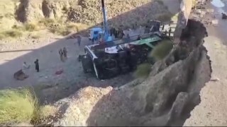파키스탄 산악서 버스, 협곡 아래 추락...