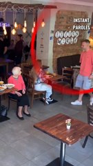 Ce mari réalise un geste précieux pour sa femme en plein restaurant