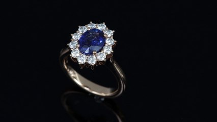 Anello modello rosetta con zaffiro dello Sri Lanka da 2.54 ct della collezione Prestige realizzato dalla Gioielleria Casavola di Noci