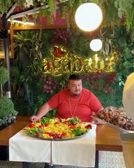 Food | Big man eating 
