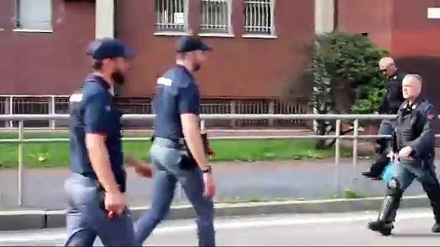 Rivolta al Beccaria: gli agenti di Polizia circondano il carcere minorile